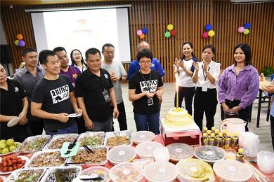 birthday party begins(001)