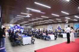 بنیانگذار Rhinoceros در حال گفتن تاریخچه کارآفرینی و کارکنان خود برای جشن تولدش